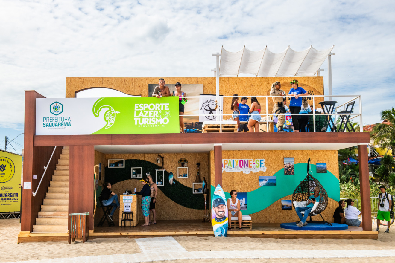 Para reforçar seu compromisso com a preservação do meio ambiente em Saquarema, a Prefeitura realiza uma série de atividades de conscientização do Programa Bandeira Azul durante o Saquarema Surf Festival.