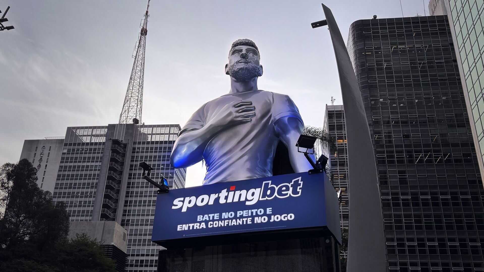 A Sportingbet está intensificando a sua campanha de reposicionamento, feita em parceria com a DPZ. Agora, a marca está apostando em uma ativação OOH, desenvolvida junto com a JCDecaux. Quem passar pela Avenida Paulista irá se deparar com um relógio que ganhou uma estrutura que reproduz o gesto que representa o novo posicionamento, "Entra confiante no jogo".