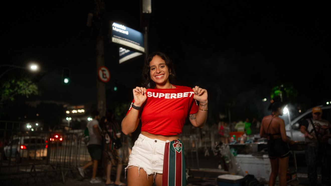 Duas vans da Superbet percorreram pontos tradicionais de encontro de tricolores pela cidade, na tarde e início da noite dessa terça-feira, dia 9, oferecendo muita interação e diversão para selecionar torcedores apaixonados e leva-los até ao estádio. Liderada pela jornalista e criadora de conteúdo digital Eliza Ranieri, a ação contou com um quiz. Os melhores nas respostas em cada parada do percurso foram os convidados de honra.