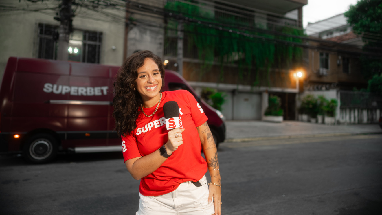 Duas vans da Superbet percorreram pontos tradicionais de encontro de tricolores pela cidade, na tarde e início da noite dessa terça-feira, dia 9, oferecendo muita interação e diversão para selecionar torcedores apaixonados e leva-los até ao estádio. Liderada pela jornalista e criadora de conteúdo digital Eliza Ranieri, a ação contou com um quiz. Os melhores nas respostas em cada parada do percurso foram os convidados de honra.