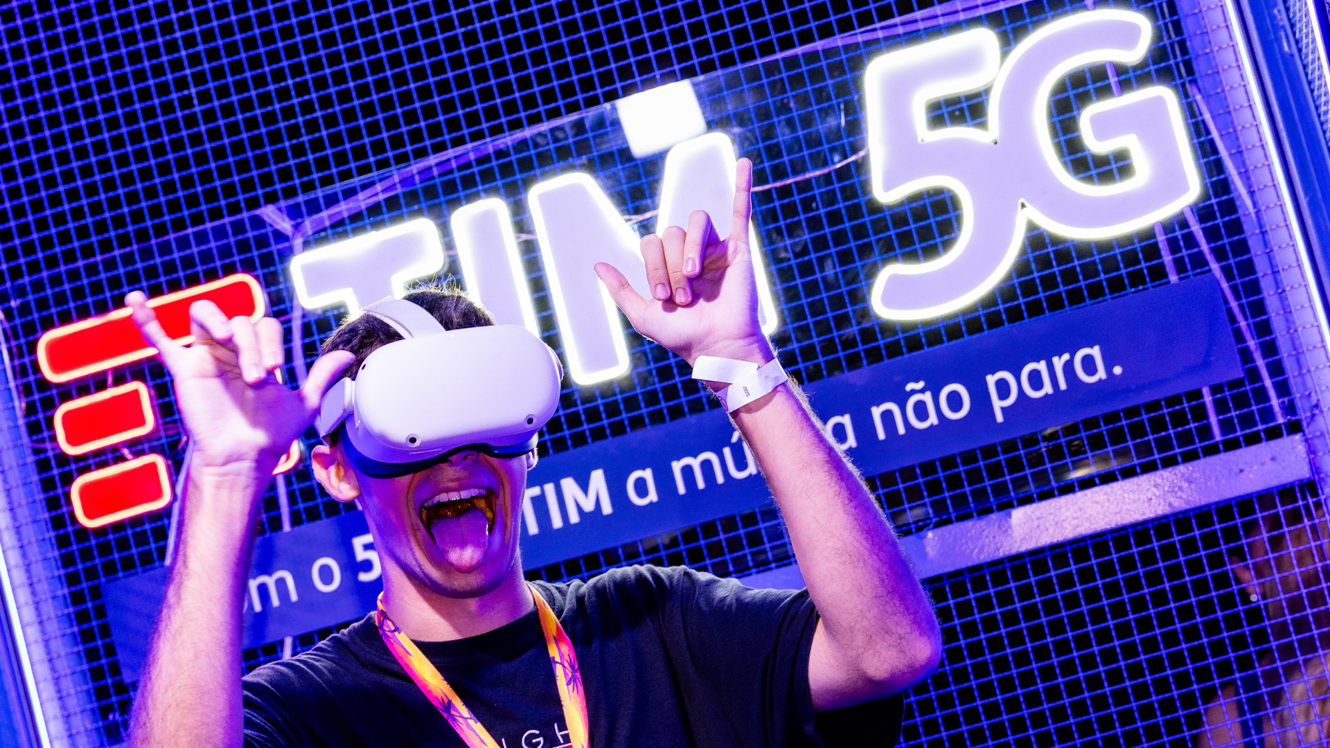 Uma das principais atrações é a experiência de realidade virtual, que permite aos participantes explorar diferentes perspectivas do Morro da Urca e sentir a vibração do palco dos shows.