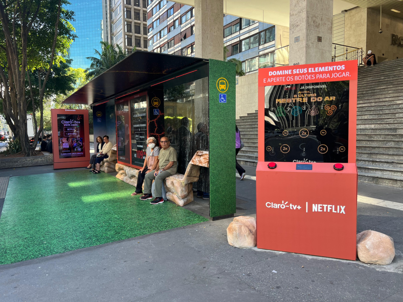 Ponto de ônibus na Paulista com game do filme "Avatar: O último Mestre Do Ar", uma parceria entre Claro tv+ e Netflix