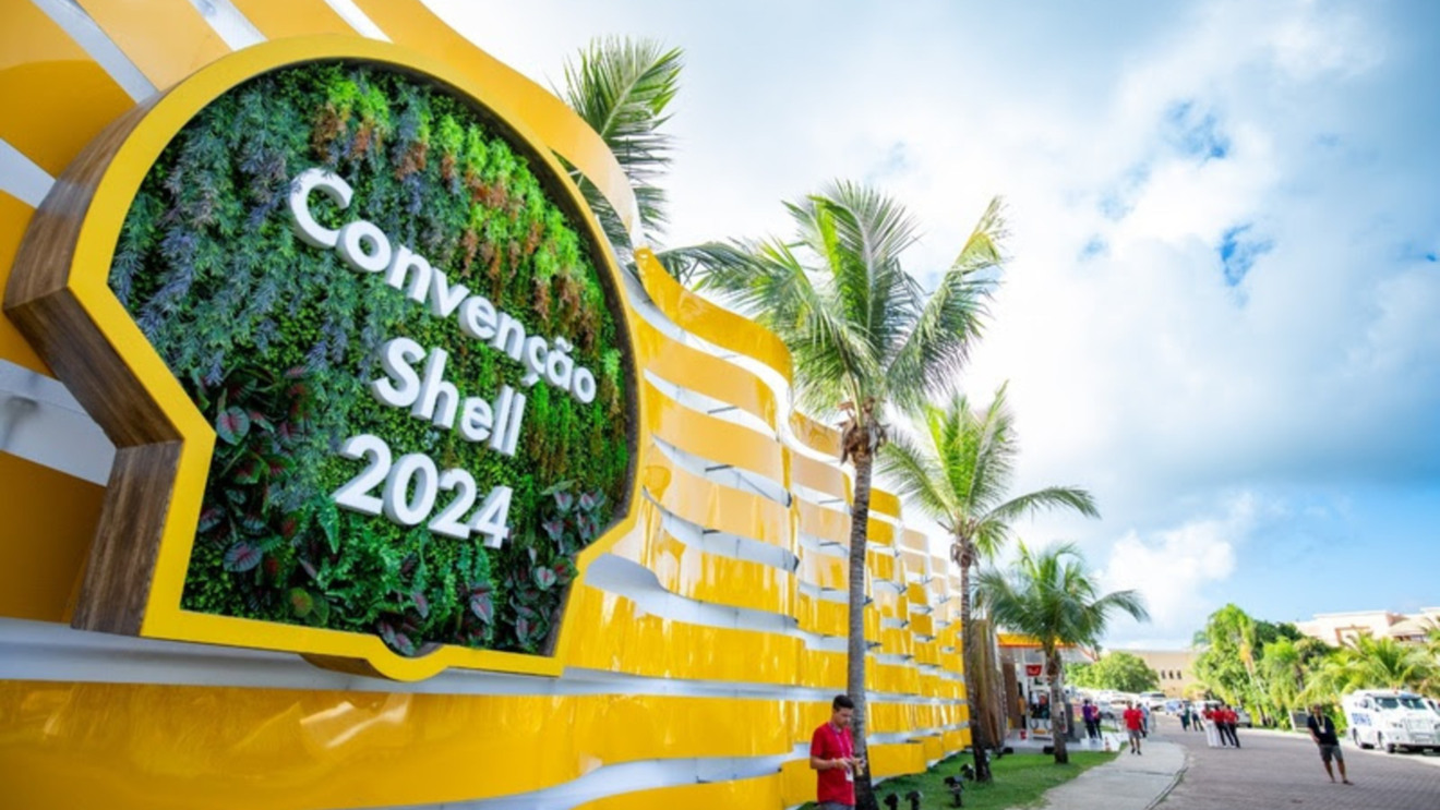 Entre os dias 7 e 9 de maio, a Raízen, licenciada da marca Shell no Brasil, recebeu revendedores e parceiros para a Convenção Shell 2024, o maior evento corporativo do País. Com o tema “Paixão que movimenta o nosso negócio”, o encontro, realizado no Iberostar Bahia, na Praia do Forte, contou com uma estrutura de mais de 10 mil m² para apresentar o planejamento anual e as novidades para alavancar os resultados de toda sua rede, além de fortalecer alguns de seus principais pilares: relacionamento e colaboração. 