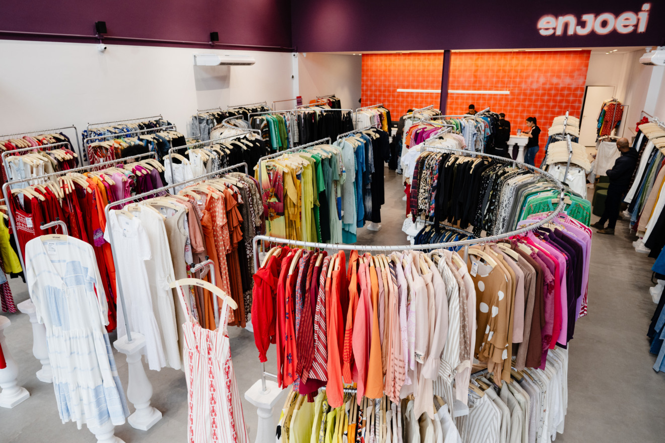 Espaço da marca reúne curadoria especial de roupas e acessórios de moda feminina, incluindo grandes marcas e peças de famosas