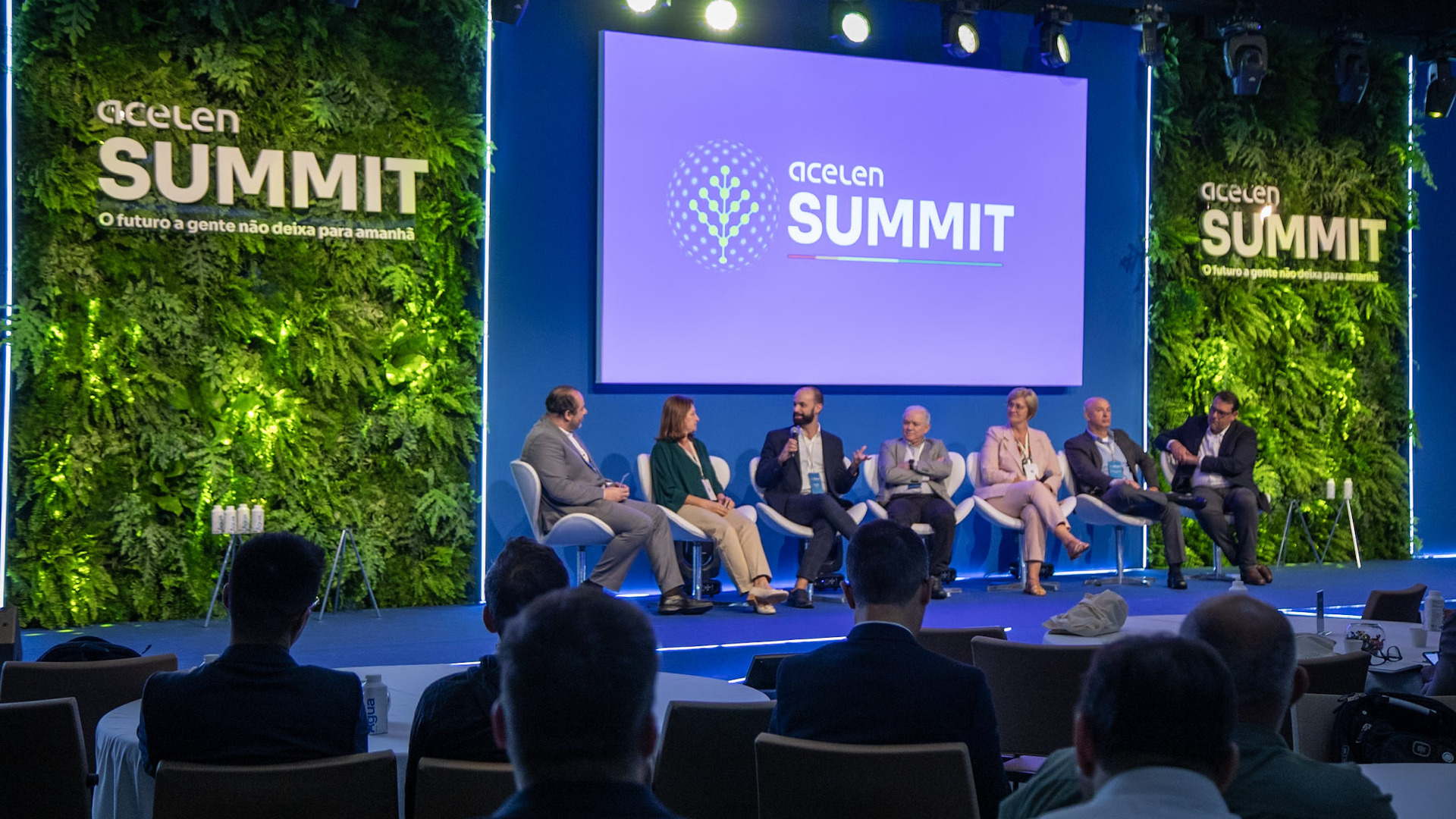 O evento Acelen Summit neutralizou todo CO2 que foi produzido no evento, que foram cerca de 4 toneladas.