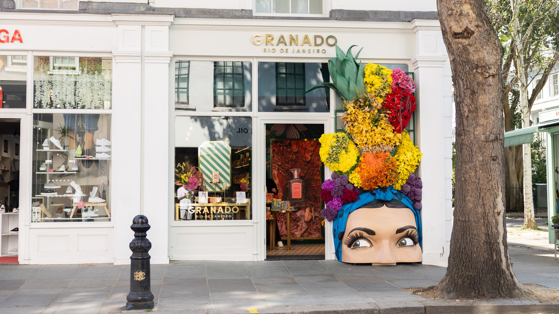 Granado inaugurou sua segunda loja em Londres, no bairro de Chelsea. E já chegou em festa! A marca participa do Chelsea in Bloom, um evento de rua onde as lojas enfeitam suas vitrines para celebrar a chegada do verão. Granado faz uma homenagem a Carmem Miranda. O evento acontece de 20 a 26 de maio.