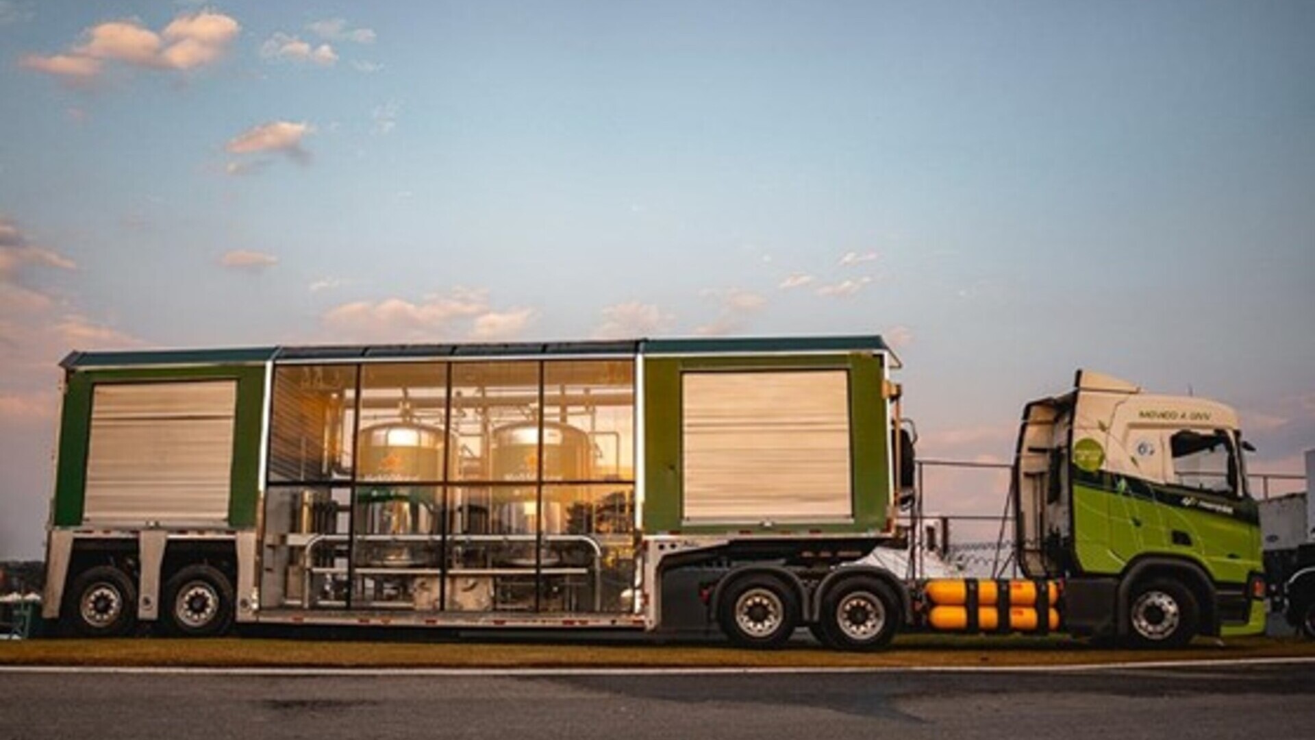 Para apoiar a população do Rio Grande do Sul que está sofrendo com as chuvas, o Grupo HEINEKEN está anunciando diversas iniciativas. A principal delas é que o Grupo disponibilizou sua Beer Station (famosa estação móvel de chope da marca) e um caminhão pipa para distribuição de água potável para a população de Porto Alegre.