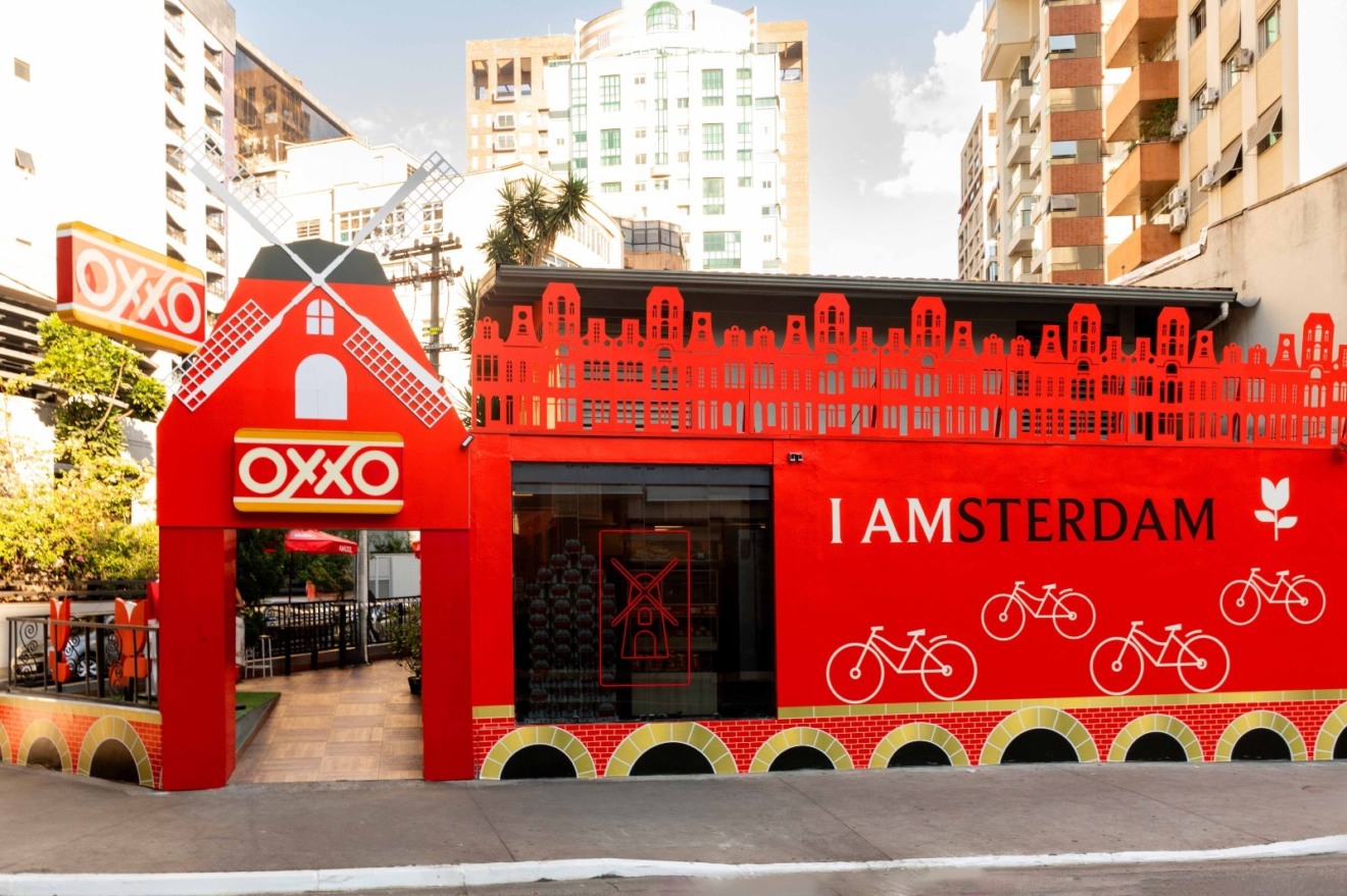 Essa será a primeira loja emblemática do OXXO desenvolvida na cidade de São Paulo, que receberá o conceito visual com moinhos de vento, tulipas, bikes e outros elementos trazidos da capital da Holanda


