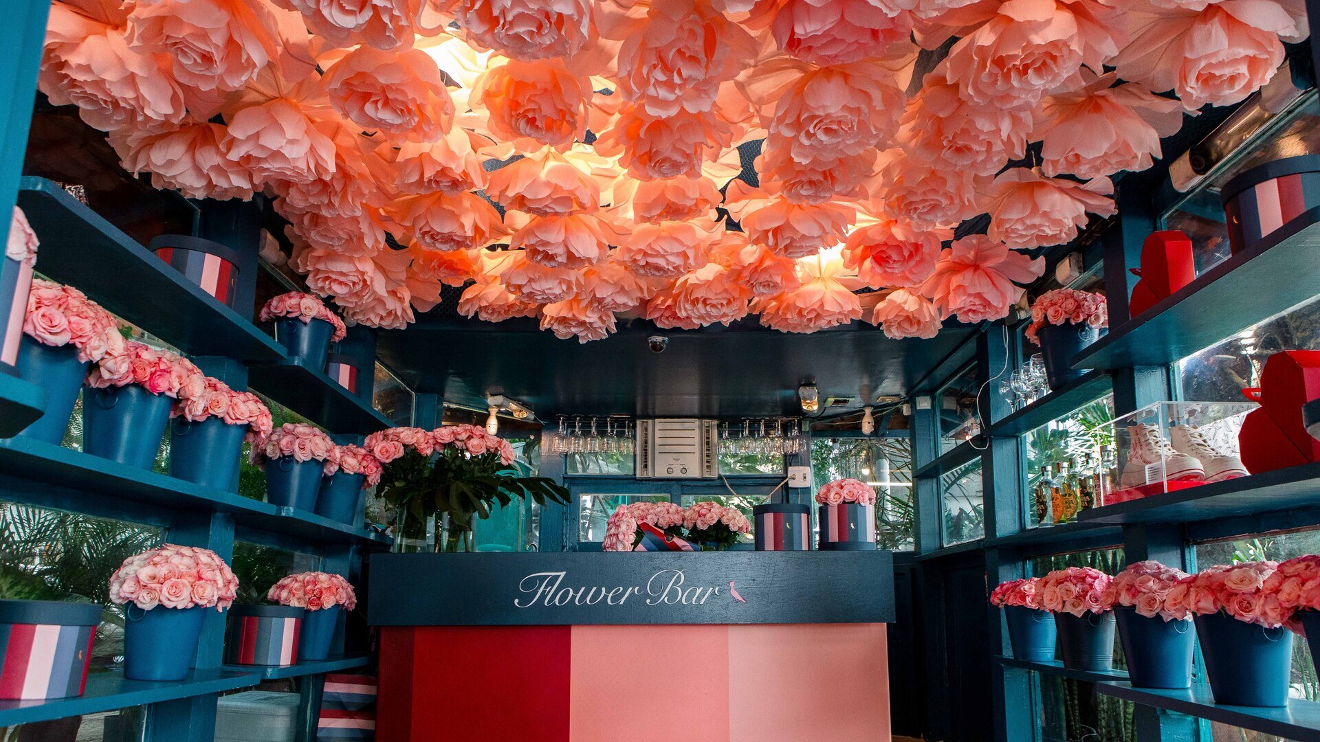 A Reserva, marca de roupas masculinas do Grupo AR&Co, vai envelopar uma tradicional floricultura em Ipanema, e torná-la o ‘Flower Bar Reserva’, do dia 01 à 12 de maio para sua campanha “Maior amor do mundo” de Dia das Mães. O espaço, popular no Largo Fernando Torres no bairro de Ipanema, foi revitalizado com toda identidade visual da marca, e o projeto feito em parceria com a Manga Arquitetura.