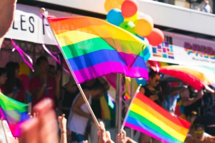 Bandeiras do Orgulho representam marcas aliadas à causa LGBTQIA+