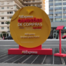 Para divulgar os seus descontos e recrutar ainda mais participantes para a campanha Campeões de Compras, o AliExpress leva um dos maiores símbolos da vitória para as ruas de São Paulo: a medalha de ouro. Com a premiação posicionada em vias icônicas da cidade, o marketplace irá desafiar as pessoas a darem o melhor de si em modalidades inusitadas criadas por elas próprias.