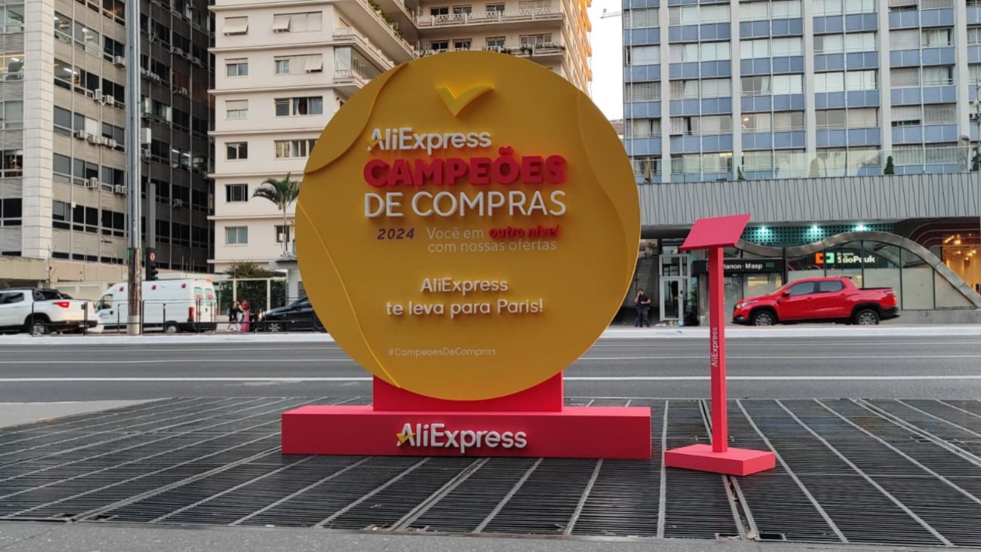 Para divulgar os seus descontos e recrutar ainda mais participantes para a campanha Campeões de Compras, o AliExpress leva um dos maiores símbolos da vitória para as ruas de São Paulo: a medalha de ouro. Com a premiação posicionada em vias icônicas da cidade, o marketplace irá desafiar as pessoas a darem o melhor de si em modalidades inusitadas criadas por elas próprias.