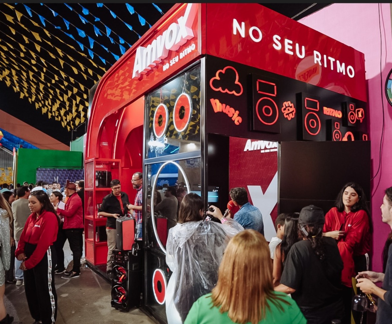 Participando do maior São João do mundo, empresa de eletroeletrônicos leva espaço gratuito e instagramável com cabine karaokê


