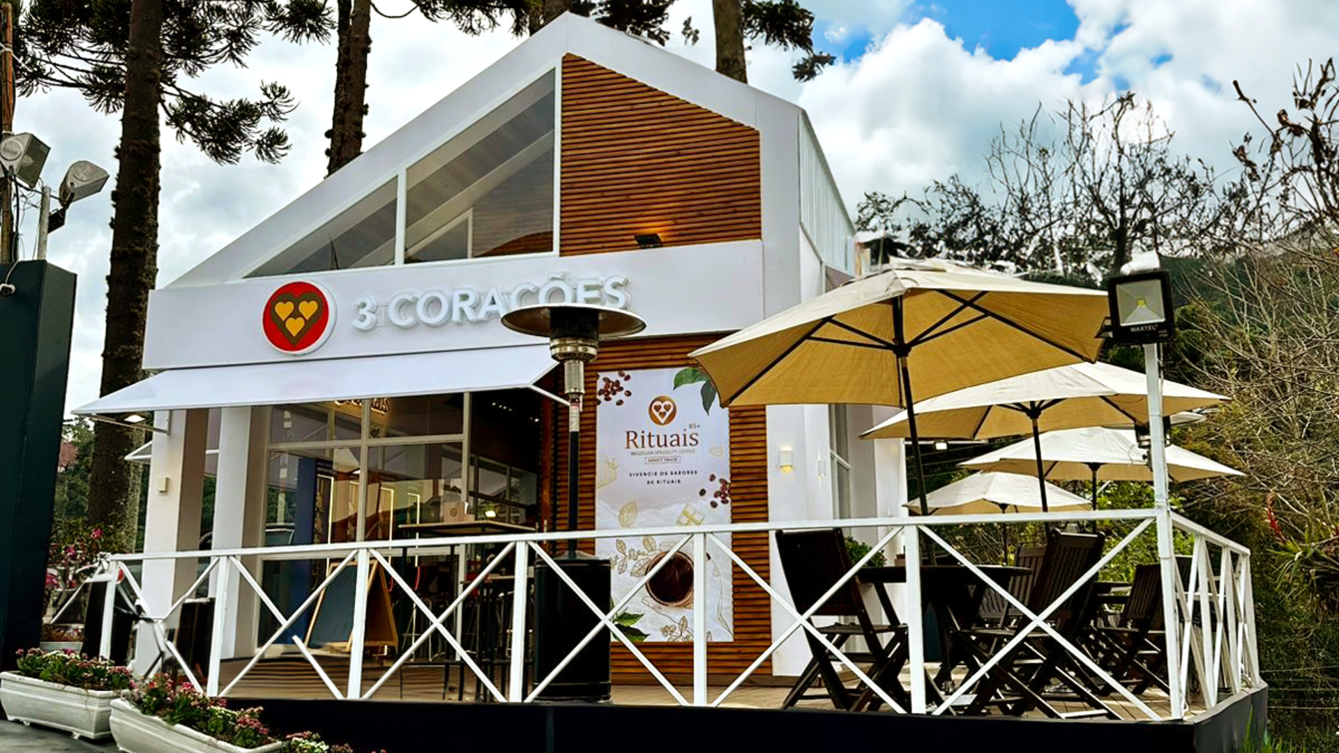 Reconhecida como a marca do café do Brasil, a 3 Corações celebra a estação mais fria do ano com a inauguração da Casa de Inverno 3 Corações em Campos do Jordão, destino turístico tradicional do inverno paulista. Entre os dias 28 de junho e 8 de agosto, o espaço itinerante convida os apaixonados pela bebida a embarcarem em uma jornada sensorial.