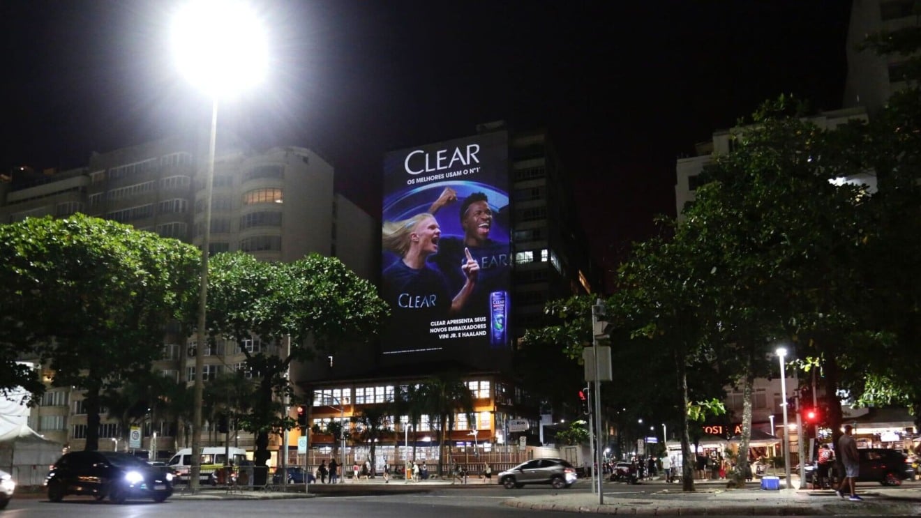 Clear, marca da Unilever que lidera o mercado de shampoo anticaspa no Brasil, anunciou nesta sexta-feira (14) Vinicius Junior e Erling Haaland como seus novos embaixadores. O anúncio foi feito em primeira mão através de uma projeção na praia de Copacabana, ponto turístico da cidade do Rio de Janeiro.

