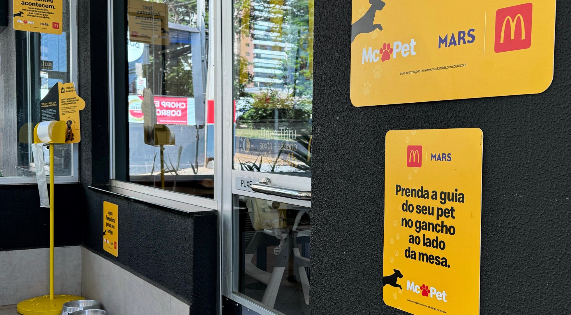 Espaço pet-friendly no McDonald's