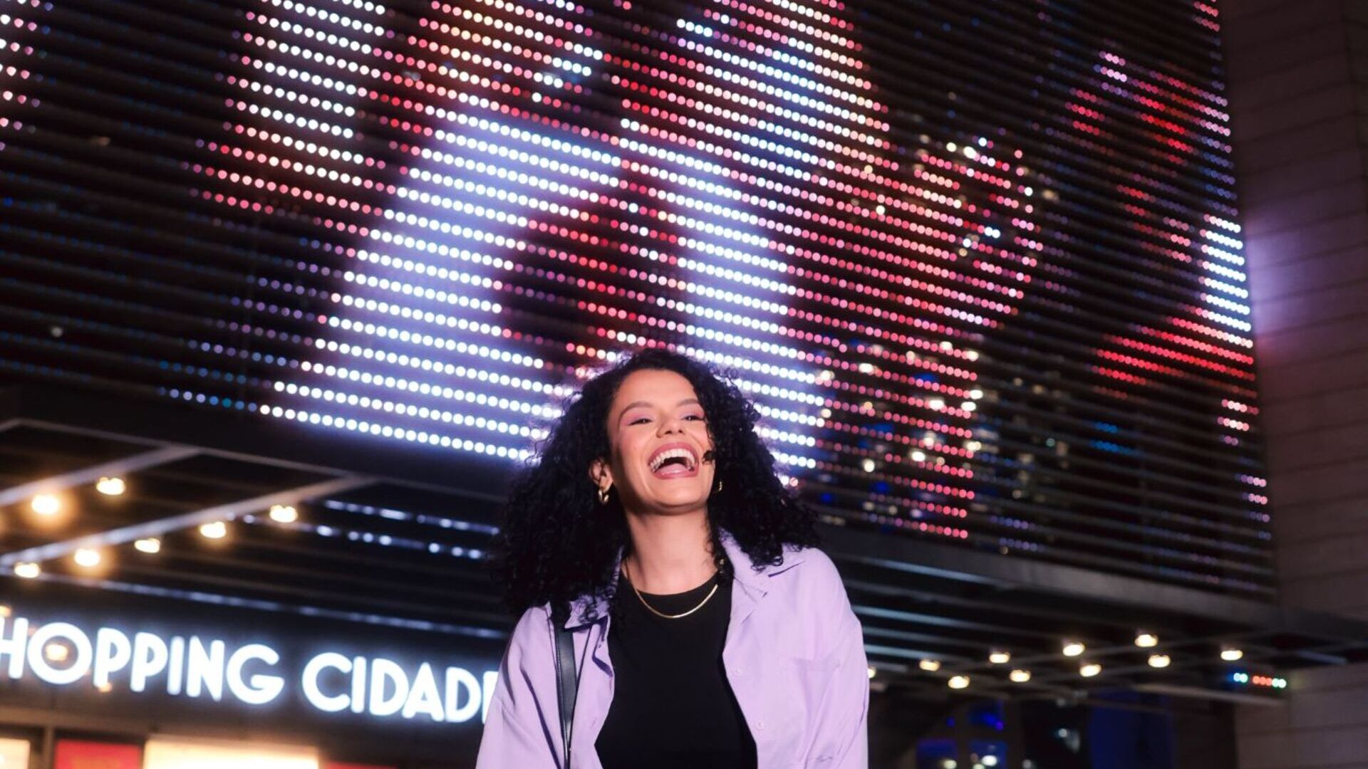 Atendendo à escuta ativa dos consumidores, a marca levou os melhores momentos do backstage do desfile de lançamento da Mondepars, marca de Sasha Meneghel, para o público em um painel de LED na avenida mais famosa do Brasil