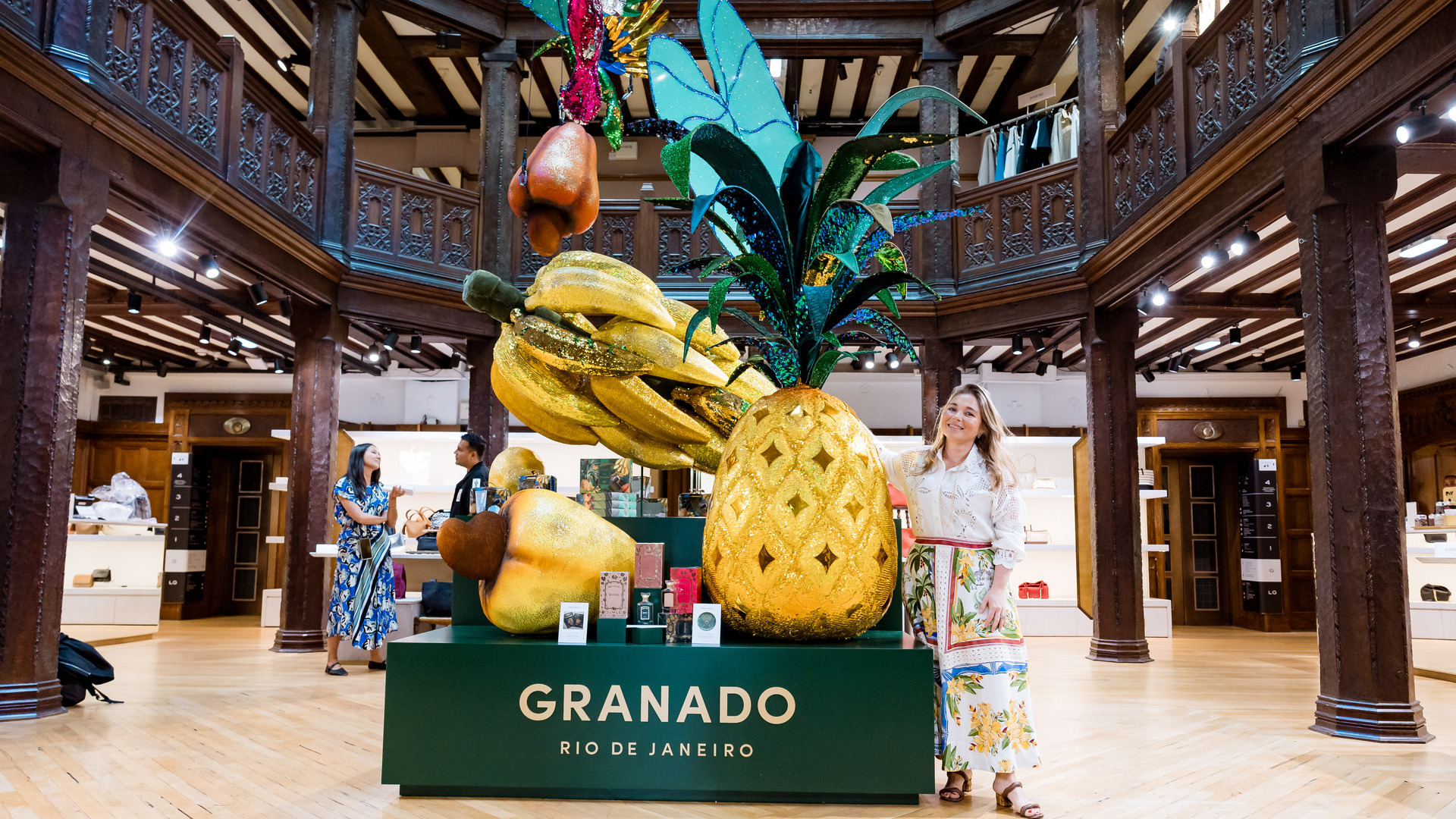 A instalação foi criada em colaboração com a LE ARTE CENOGRAFIA, fundada por Leandro Assis, artista plástico, pintor e escultor, premiado diversas vezes pelo carnaval carioca e atualmente responsável por 6 das principais escolas de samba do Rio de Janeiro, dentre elas as campeãs de 2023 e 2024.