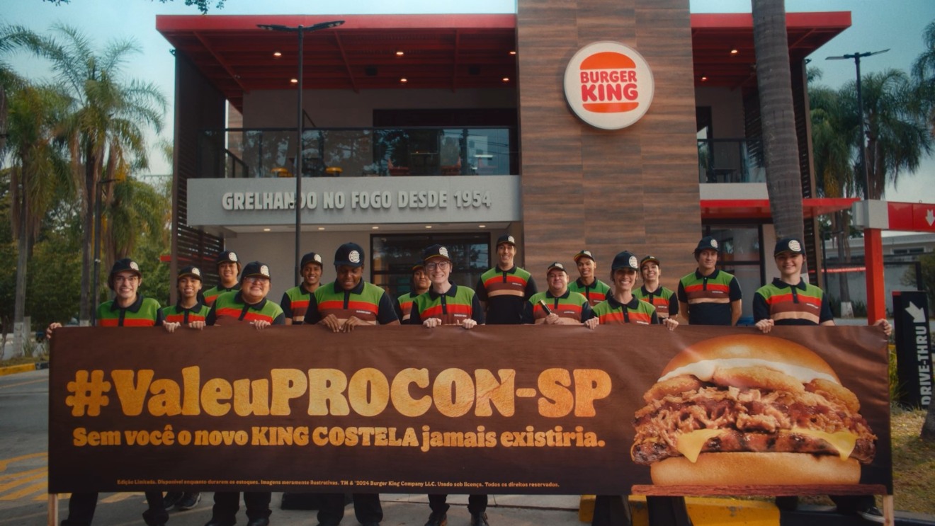 O Burger King® repensou as atitudes do passado e está lançando um novo sanduíche, o King Costela que chegou trazendo costela desfiada para o cardápio do BK®, inaugurando sua nova linha de sanduíches premium – The Kings.