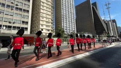 A CNA realizou uma ativação de marca em 23 de junho, na Avenida Paulista, próximo ao Shopping Cidade São Paulo, onde atores vestidos como guardas britânicos exibiam um QR Code nas suas vestimentas.