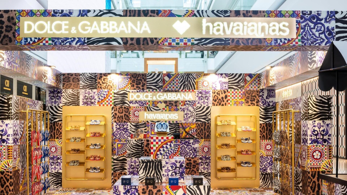 Loja pop-up da collab Dolce&Gabbana x Havaianas no Shopping JK Iguatemi, em São Paulo. Foto: Alexandre Virgílio 