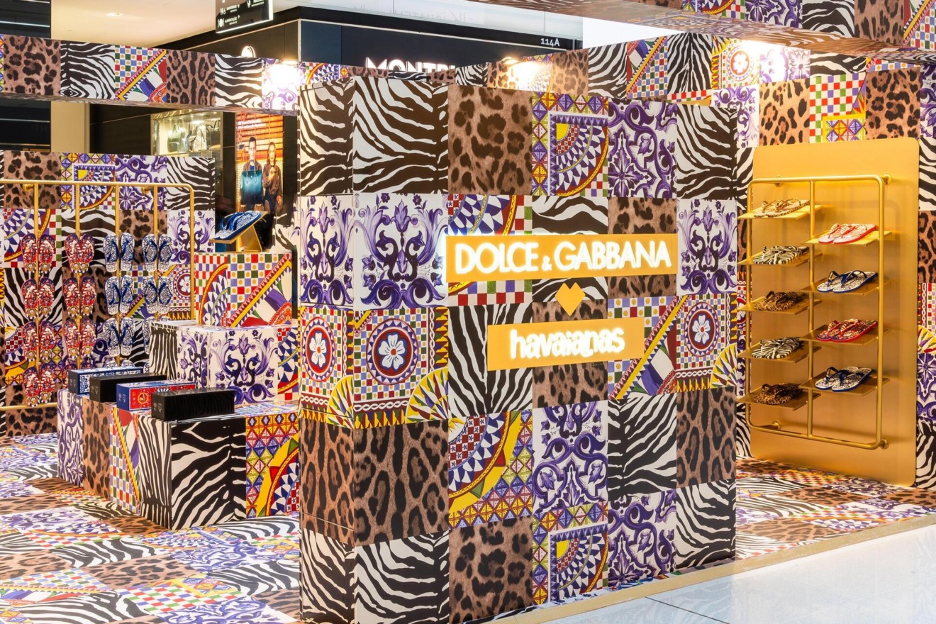 Loja pop-up da collab Dolce&Gabbana x Havaianas no Shopping JK Iguatemi, em São Paulo. Foto: Alexandre Virgílio 