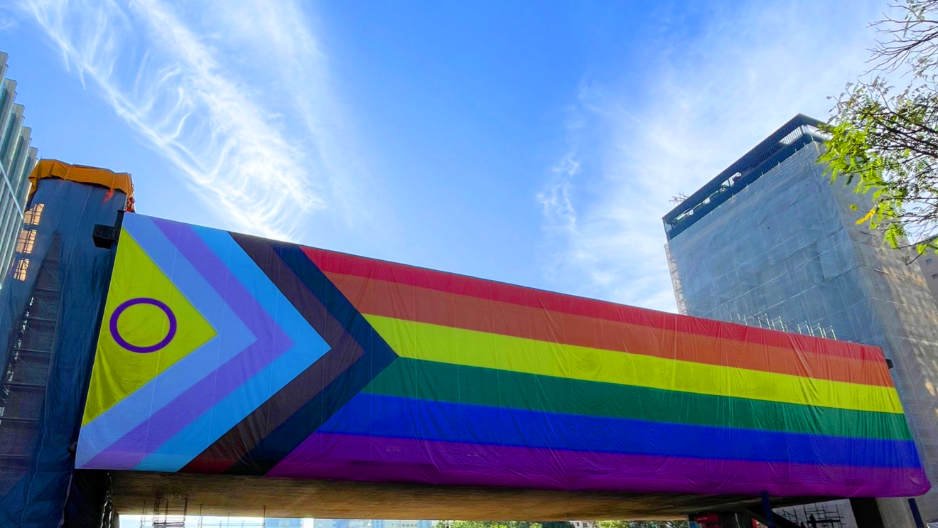 A VOE viabilizou junto à Amstel, Castro Festival e MASP, um acontecimento histórico: o Museu
de Arte de São Paulo hasteou uma bandeira LGBTQIAPN+ em sua fachada