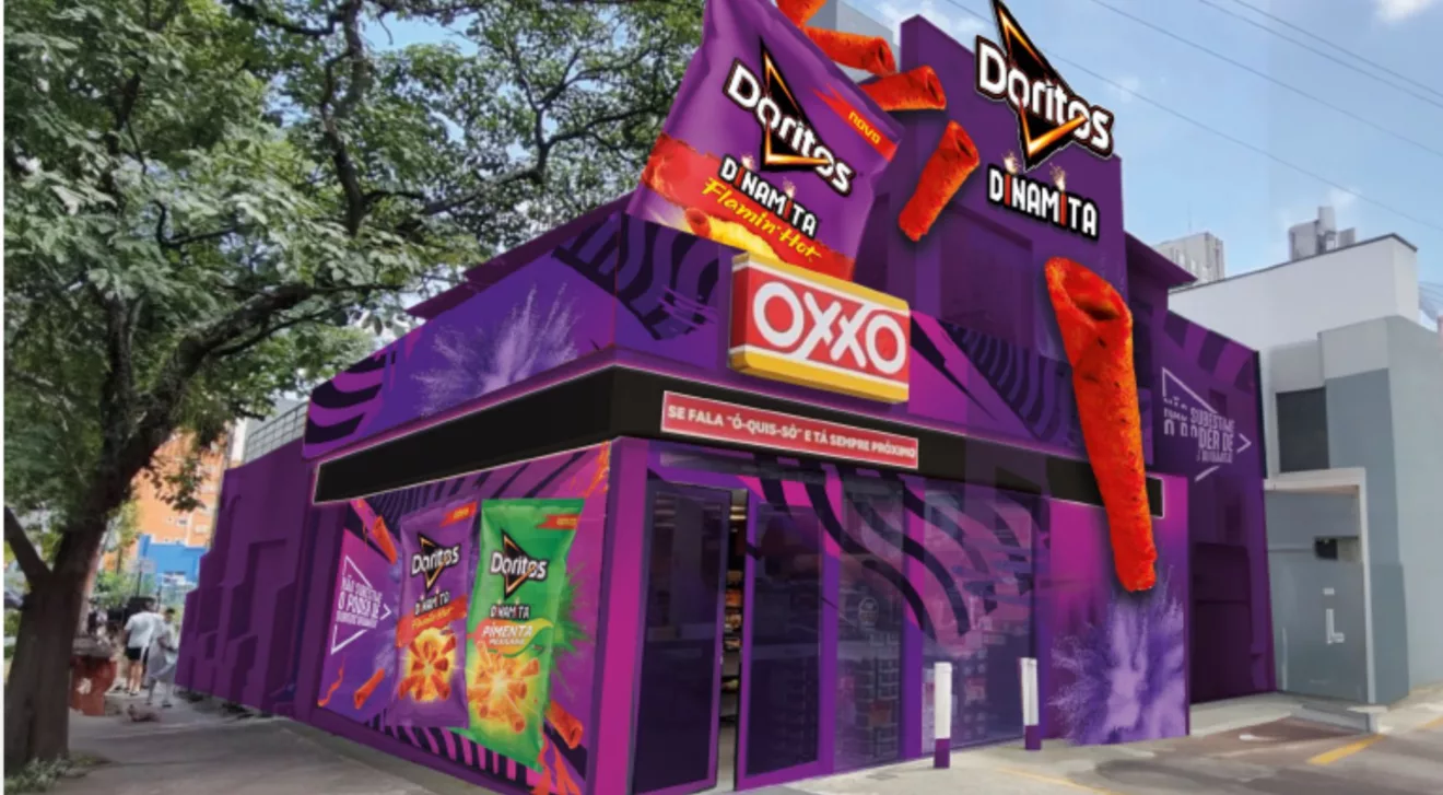 Loja OXXO com fachada Doritos