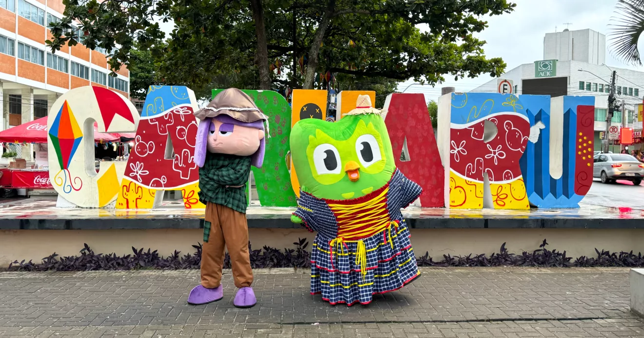 Mascotes Duo e Lily, do app Duolingo, no São João de Caruaru