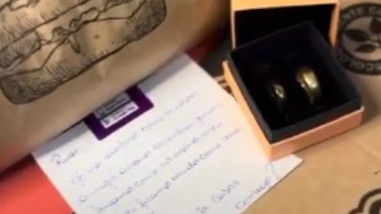 Em colaboração com uma cliente fiel, a plataforma ajudou a criar uma surpresa memorável para seu namorado, realizando o pedido de casamento durante uma entrega personalizada de comida. O momento especial do pedido de casamento foi capturado em vídeo e compartilhado nas redes sociais do aiqfome, tocando milhares de seguidores com essa expressão de amor e criatividade.