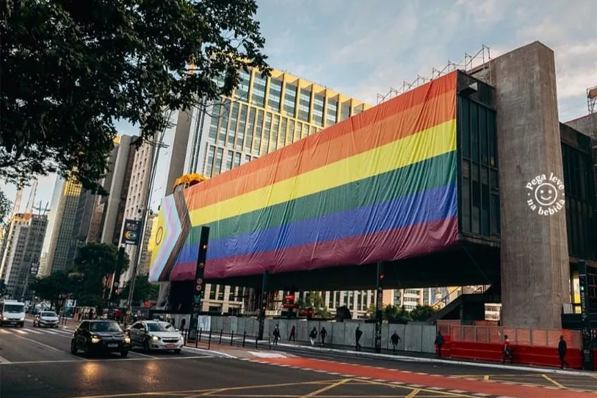 Amstel, marca aliada à causa LGBTQIA+, hasteou a bandeira do Orgulho no MASP