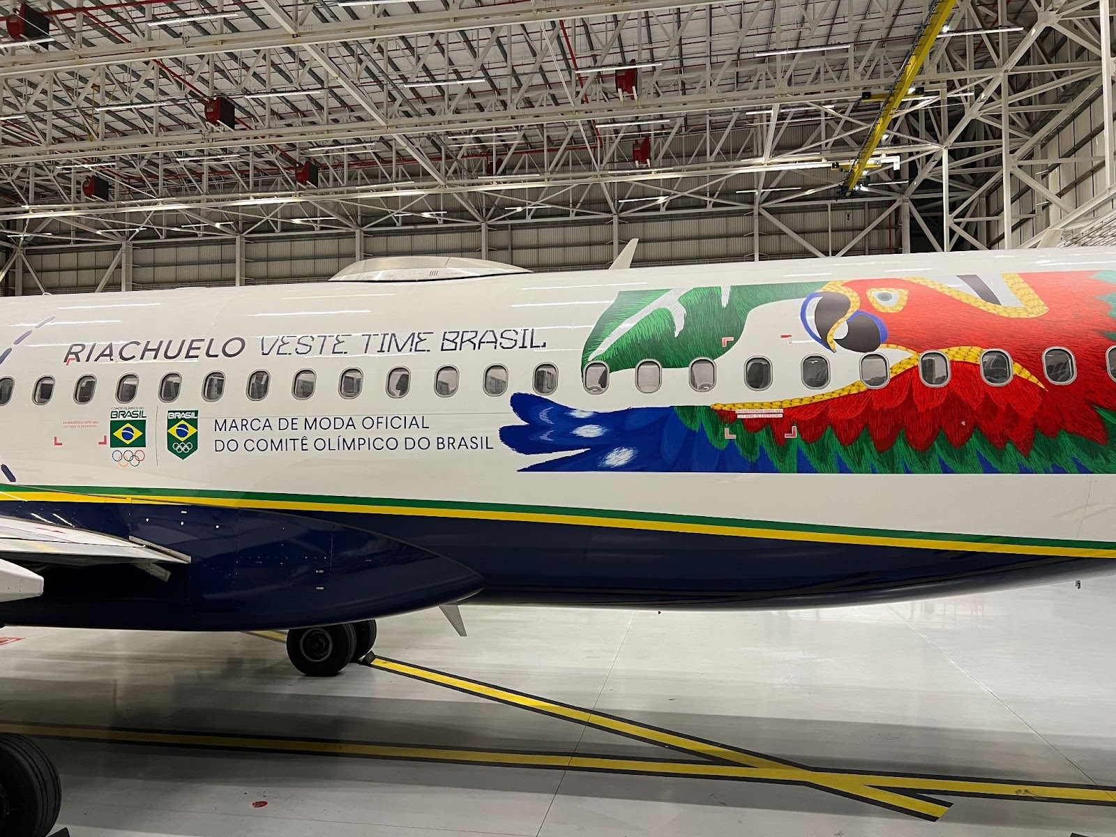 Avião da Azul adesivado por Riachuelo