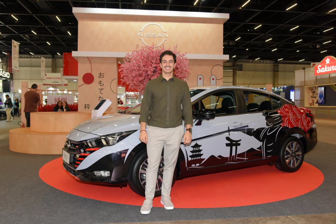 A iniciativa da Nissan durante o Festival do Japão proporcionou um encontro único entre o criador e sua obra, com o veículo exposto no estande da marca no evento. A personalização do Versa SR, cheia de referências à cultura nipo-brasileira, como o navio Kasato Maru e a flor de Sakura, chamou a atenção do público que marcou presença no festival.