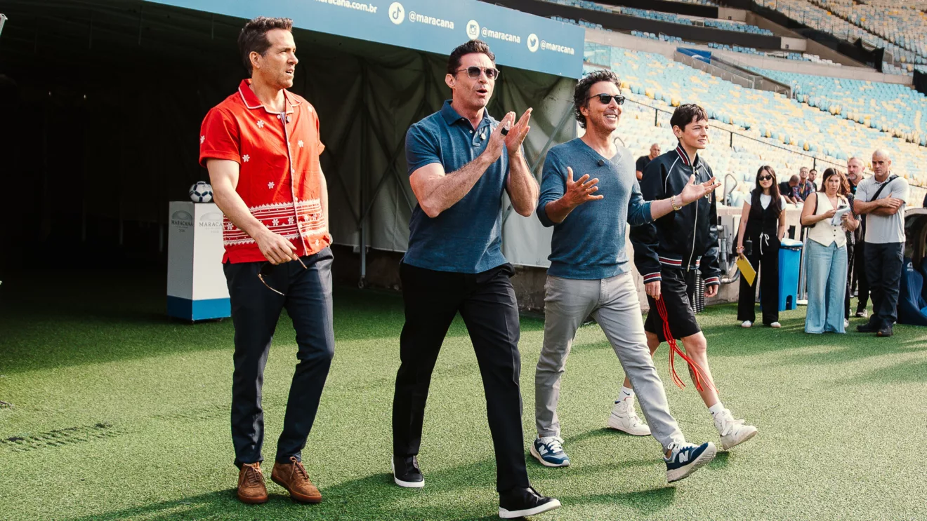 Os astros Ryan Reynolds, Hugh Jackman e Emma Corrin e o diretor Shawn Levy se encontraram com os jogadores Pedro Guilherme e David Luiz no Estádio do Maracanã

