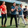 Os astros Ryan Reynolds, Hugh Jackman e Emma Corrin e o diretor Shawn Levy se encontraram com os jogadores Pedro Guilherme e David Luiz no Estádio do Maracanã