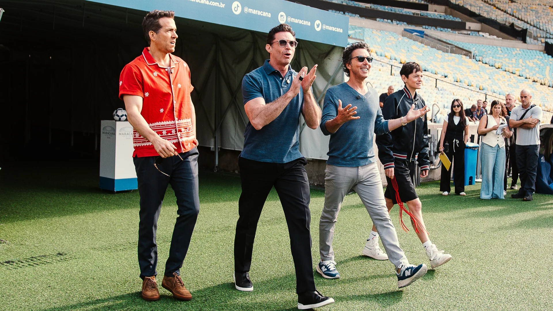 Os astros Ryan Reynolds, Hugh Jackman e Emma Corrin e o diretor Shawn Levy se encontraram com os jogadores Pedro Guilherme e David Luiz no Estádio do Maracanã