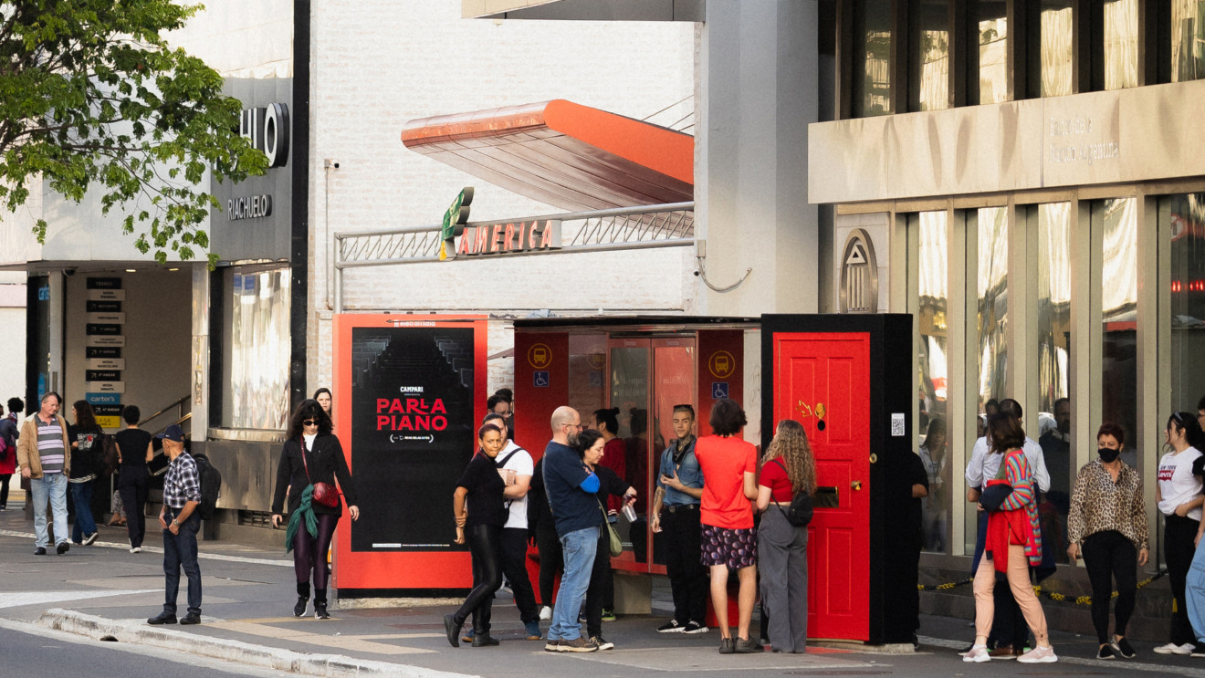 Porta vermelha da Campari está com ação especial dedicada ao Parla Piano, experiência dedicada ao cinema que está com todos os ingressos esgotados
