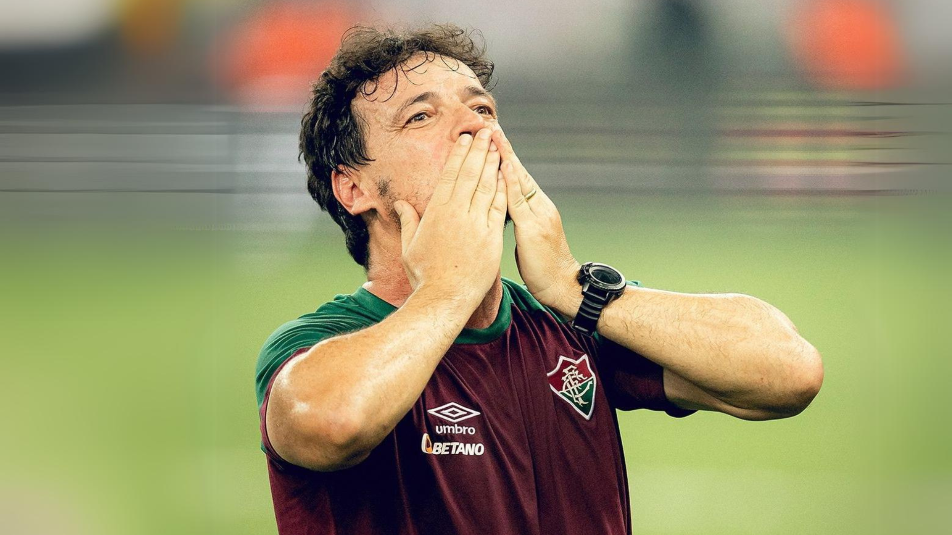 Fernando Diniz em campo com a camiseta do Fluminense