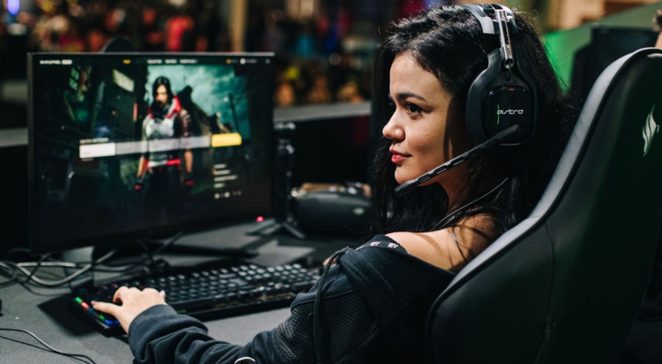 Mulher jogando na Gamescom Mulher jogando na Gamescom