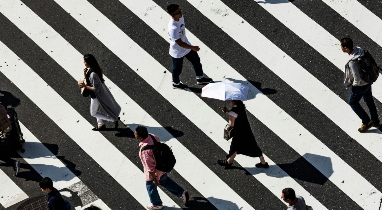 Pessoas atravessando uma rua Pessoas atravessando uma rua