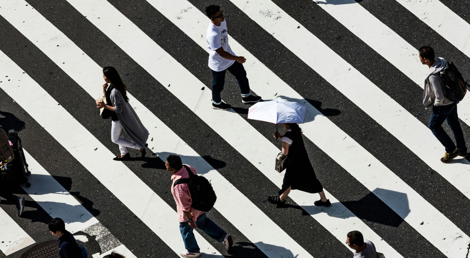 Pessoas atravessando uma rua