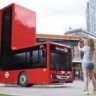 Instalação artística em Londres recria ônibus vermelho dobrado para divulgar celulares dobráveis da Samsung