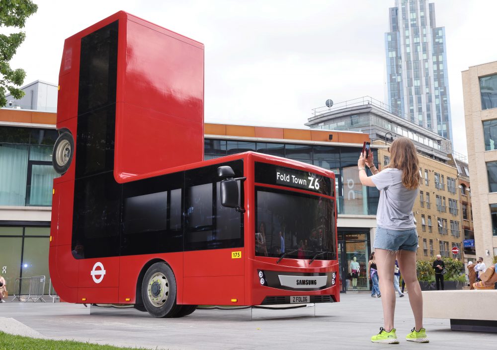 Instalação artística em Londres recria ônibus vermelho dobrado para divulgar celulares dobráveis da Samsung