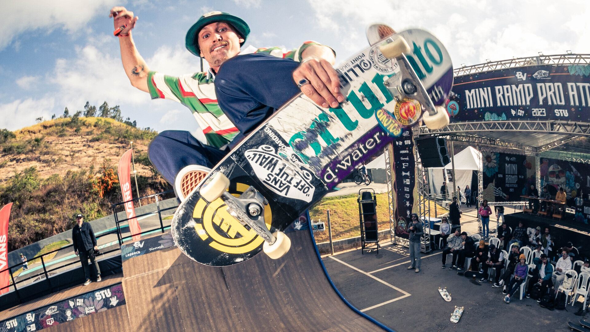 Há mais de três anos, a marca apoia a realização do Mini Ramp Pro Attack, que mantém viva a essência autêntica do skateboard. Este evento é mais do que uma competição; é um reencontro de amigos com muita diversão, música e manobras espetaculares. Ele resgata o espírito da comunidade do skate, promovendo um ambiente de camaradagem e celebração das raízes do esporte, além de representar um grande desafio para os competidores.