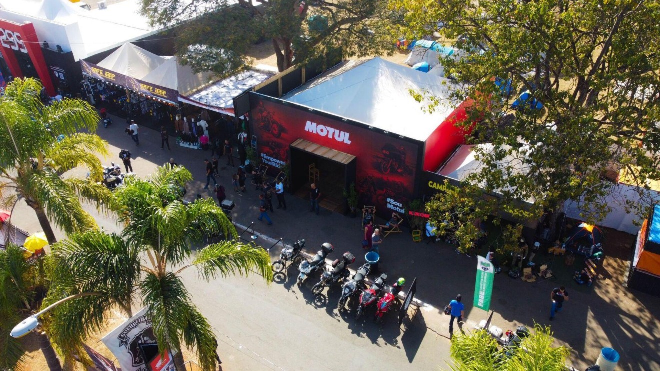 A Motul apresenta suas linhas de produtos, incluindo os óleos reformulados para motor da linha Powersport, como 5100, 7100, NGEN 5 e NGEN 7, que estão à venda com condições especiais. Além disso, a empresa distribui vários brindes e exibe sua recém-lançada linha completa de lifestyle. O Motul Shop disponibiliza itens como chaveiros, canecas colecionáveis, garrafas, camisetas, bonés e jaquetas, durante todo o evento.