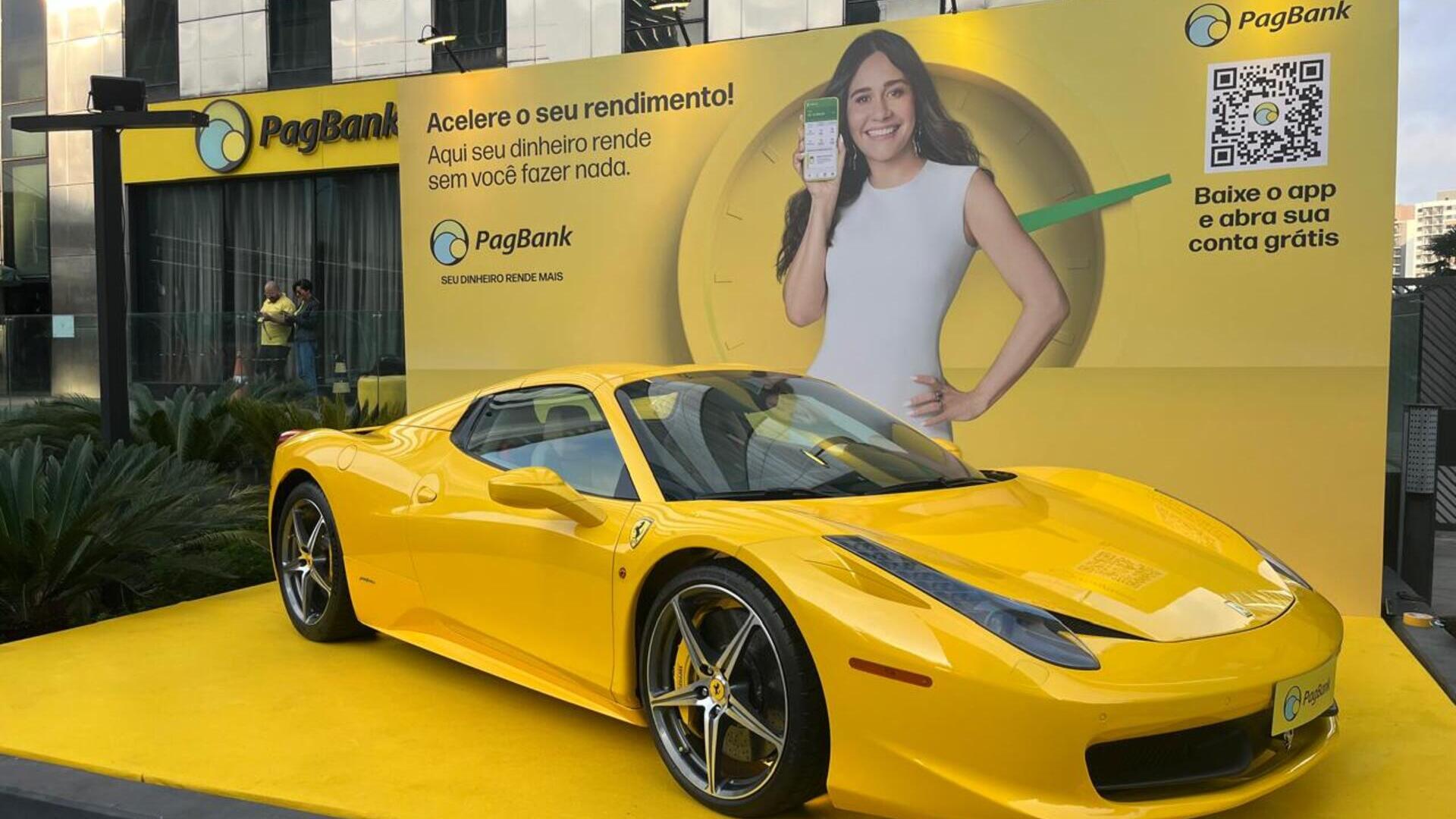 O possante e luxuoso carro amarelo foi destaque no filme publicitário estrelado por Alessandra Negrini e lançado neste mês, representando a conta do PagBank. A comparação se deve às vantagens que o banco digital oferece em comparação com contas correntes tradicionais, já que rende 100% do CDI automaticamente, sem limite para o valor máximo remunerado.