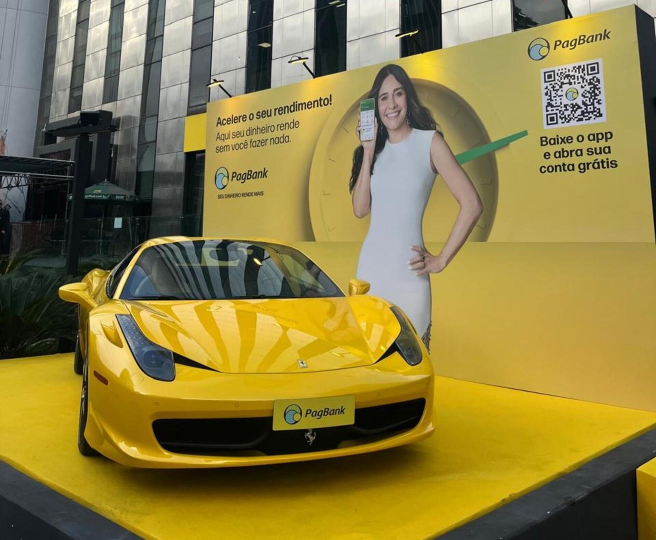 O possante e luxuoso carro amarelo foi destaque no filme publicitário estrelado por Alessandra Negrini e lançado neste mês, representando a conta do PagBank. A comparação se deve às vantagens que o banco digital oferece em comparação com contas correntes tradicionais, já que rende 100% do CDI automaticamente, sem limite para o valor máximo remunerado. 