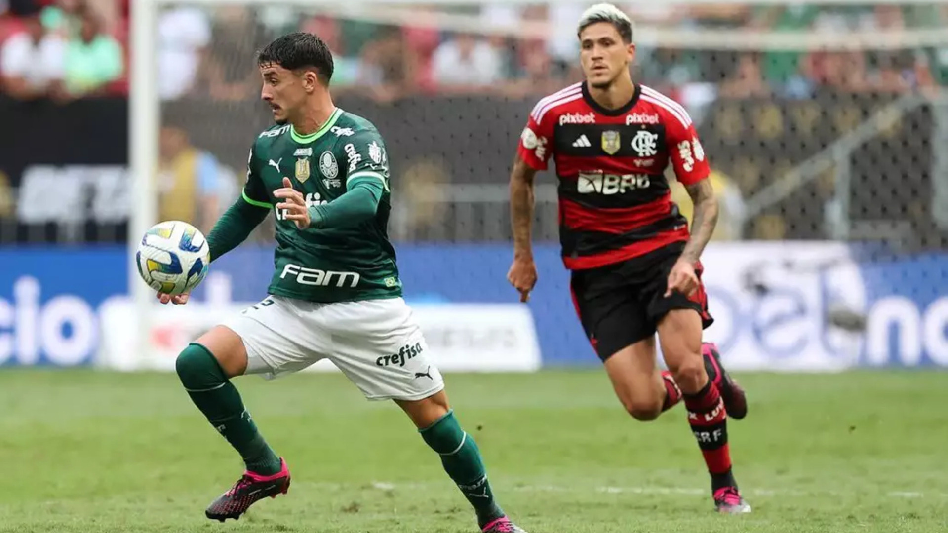 De acordo com o ranking nacional do relatório global Brand Finance 50 2024, que avalia os times de futebol mais valiosos, o Flamengo é o líder, com o Palmeiras na segunda colocação.