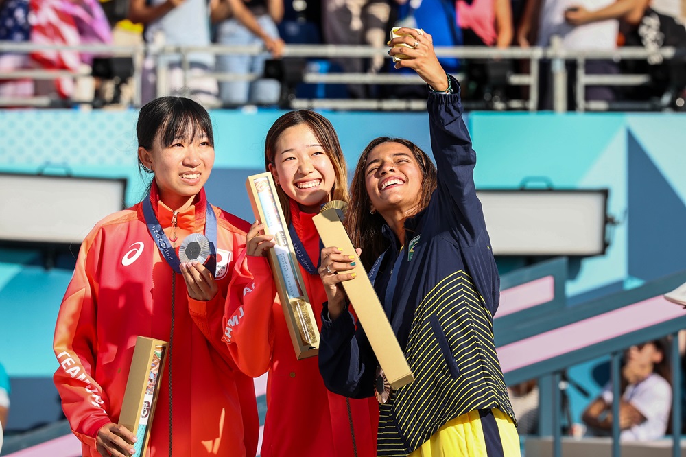 Medalhistas de street skate tiram selfie com smartphone flip da Samsung