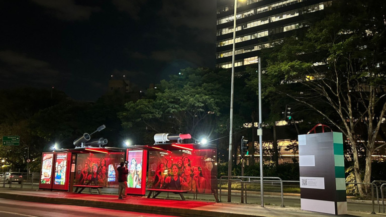 Além da exposição na TV e nas redes sociais, a ação também ganha as ruas pela primeira vez com peças publicitárias impactantes em pontos estratégicos de grandes cidades brasileiras, como São Paulo e Rio de Janeiro. Os outdoors e painéis eletrônicos exibirão imagens poderosas que reforçam as mensagens da campanha, convidando o público a celebrar a sua beleza individual.
